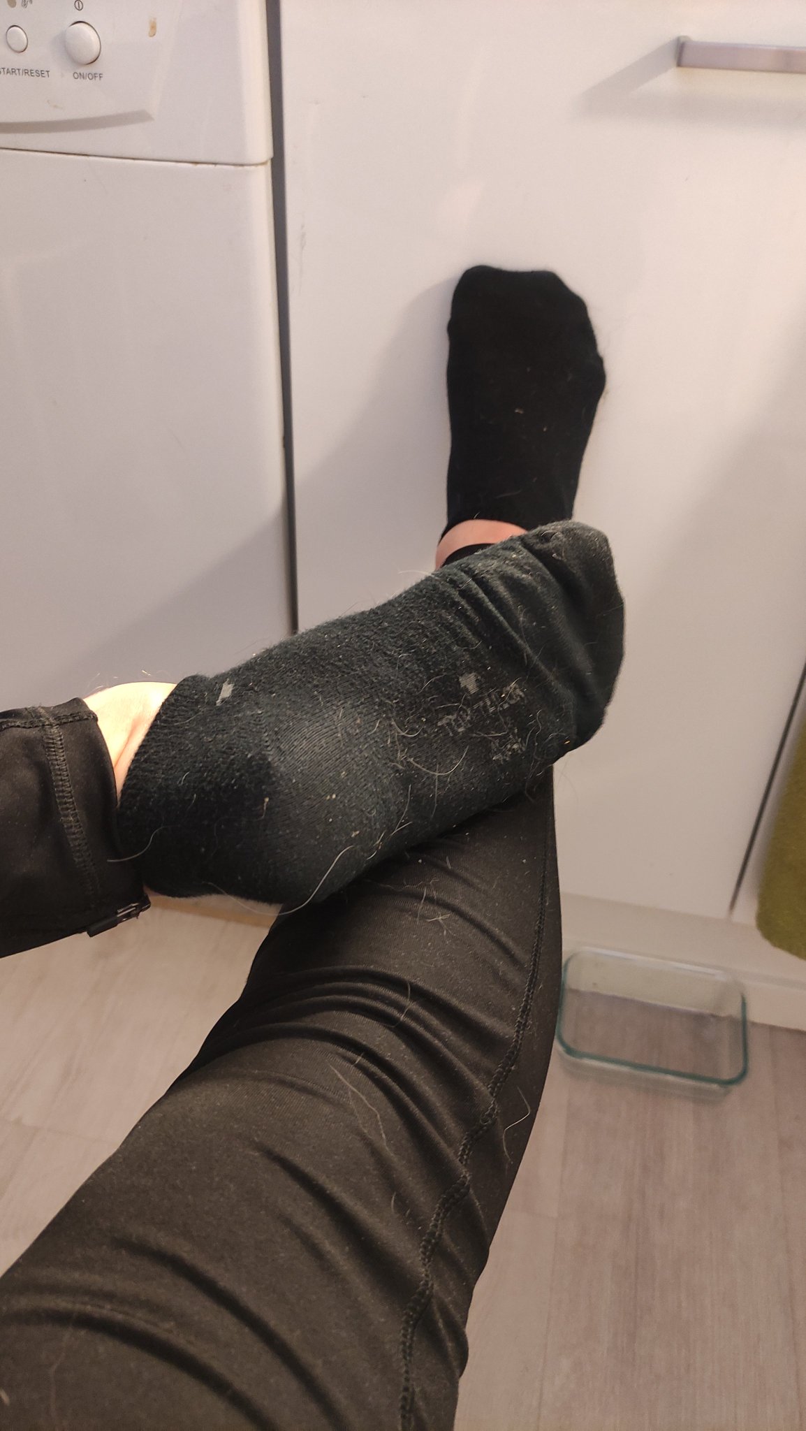 Who doesnt love some sweaty af feet and leggings https://t.co/IiqzsCb7tK