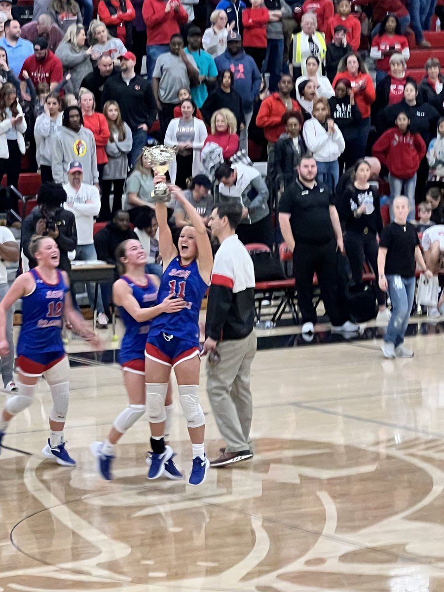I’ve learned more from my daughter this season than she has learned from me! These 2 pictures just hit different. Congratulations Makinley! Congratulations Lady Dragons!!
🔴🔵🐉🏀