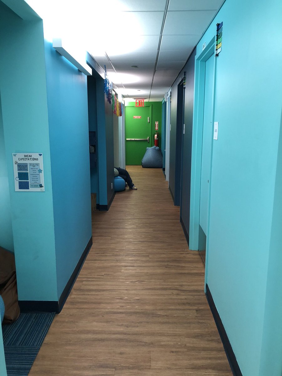RH0463745359's tweet photo. #LangSchool in New York 廊下の写真。
空間使いが兎に角うまい。狭さを感じさせない。色使いも落ち着いてて良かった。居心地が良いから安心もした。
本棚もwell-organized で整理されていて厳選されていた。デジタル、アナログ、上手くアレンジされていました。 https://t.co/LGlo9OoZ4l