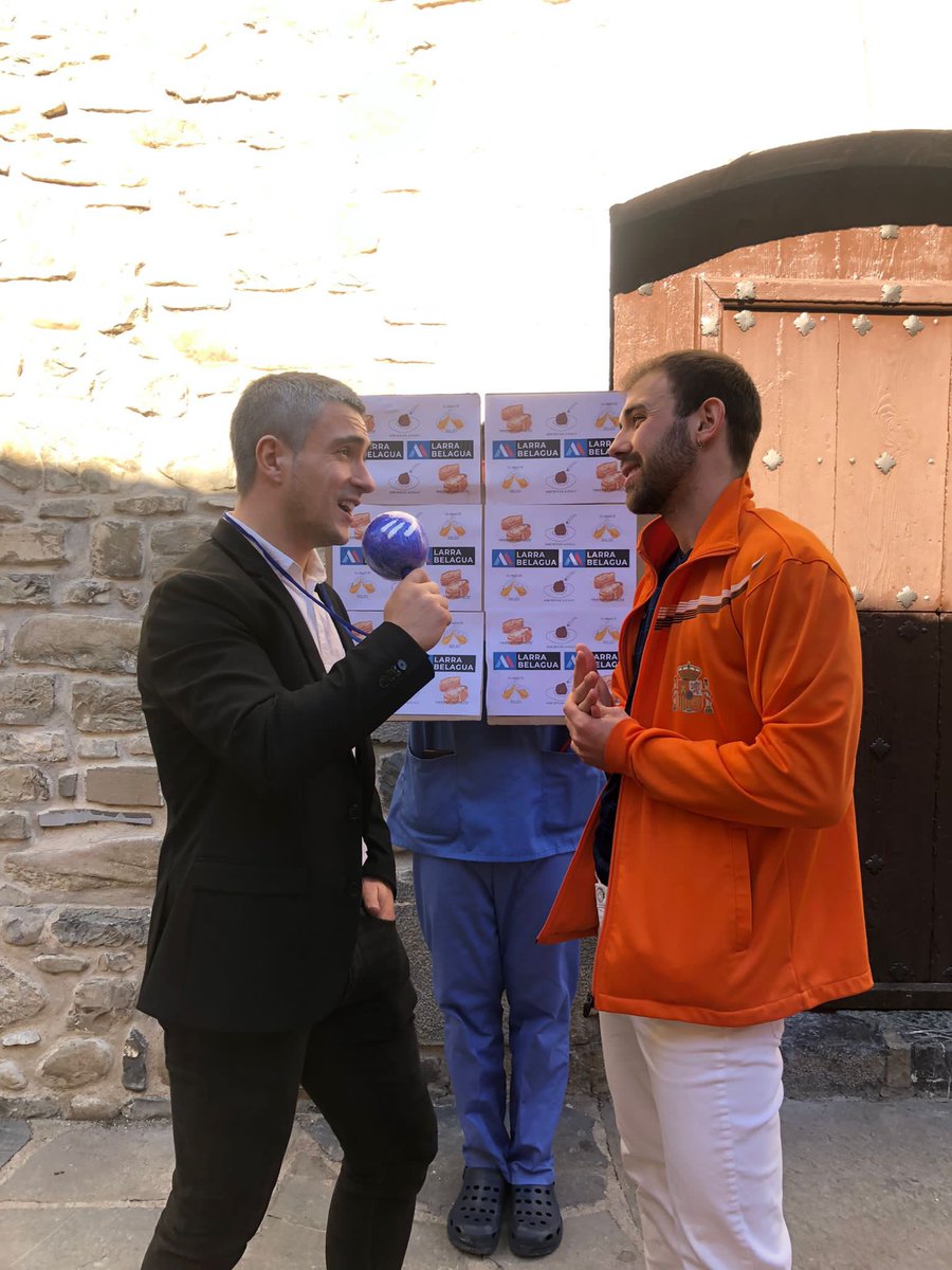 “Erronkariko ihauteritan 
ezker gantxo on bat joaz,
buru gaineko ile arreak 
zuritzen doazela soaz,
gaur ongi pasa ta biharko goiza
arina izateko asmoaz,
pilotazaleok esker mila ta
iragarkietara goaz.” @XabierEuzkitze