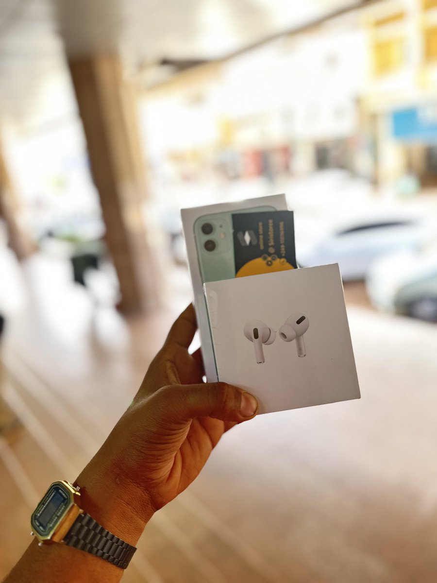 siristoree's tweet photo. شيل ايفون ١١ ومعاها ايروبدز برو هدية 💚🫶🏽 https://t.co/DLvP51KaqC