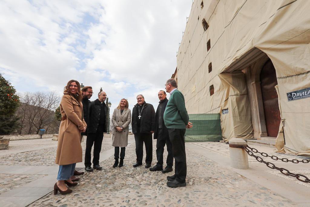 Los delegados del Gobierno de @JuntaGranada y @CulturaAND acompañan a la consejera de @FomentoAND en su visita a las obras que se realizan en la #AbadíadelSacromonte con cargo al #PlanAlhambra, junto a la directora de @alhambracultura y el arzobispo de Granada