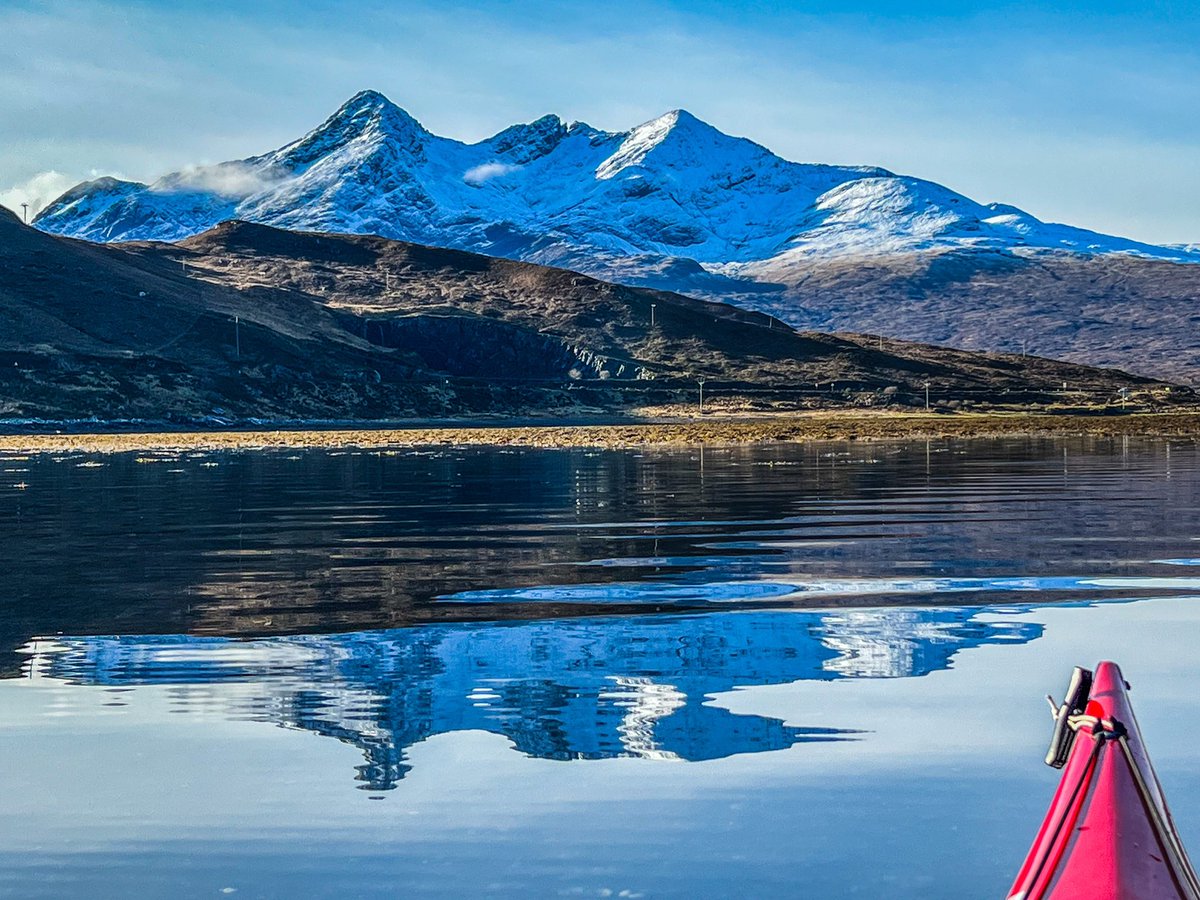 LifeAfloat's tweet image. There were calm conditions today &amp;amp; I took the opportunity to paddle in &amp;amp; out of Loch Sligachan this morning. It was truly lovely. Wonderful too, to gaze up to the jagged Black Cuillin mountains, which didn’t seem so black after their fresh coating of snow. I’m now set for Raasay.