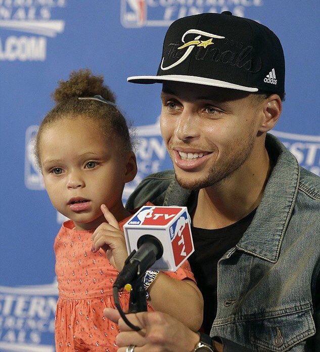 Steph Curry and his daughter, Riley Curry in 2015 & 2023 🥹❤️