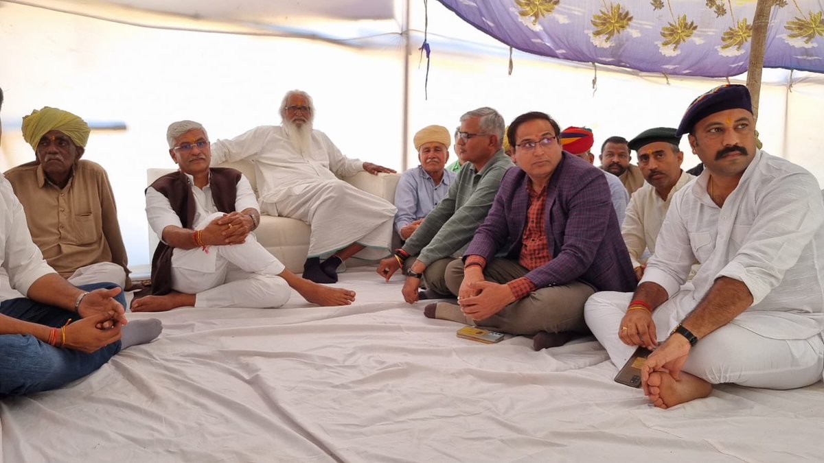 HINGLAJDAN95's tweet photo. ऐसा नेता जिसे समाज अपने लीडर के रूप में देख सके, जिनकी हार जीत समाज की प्रतिष्ठा का सवाल हो,और उस नेता को दूसरे वर्गों से भी मत और समर्थन मिलता हो,राजपूत समाज में भैरोसिंह के बाद जसवंत सिंह ऐसे नेता थे,उनके निधन से क्रिएट हुए वैक्यूम को अब शेखावत भरने में कामयाब होते दिख रहे है https://t.co/59MUz1H58F