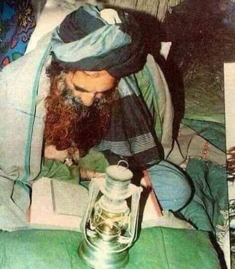 M_Zadran786's tweet photo. كله چې تنظیمي او قومي جنګونه شروع شول، حقاني صیب رحمه الله ��ه هغه دوران کې د مصلحینو له جملې څخه و، جګره مارو به پر ده باندې د صلحې کردار ادا کاوه، جوړې او روغې به یې ورباندې کولې، دده دغه کوښښ و، د هیچا سره په جګړه کې نه اخته کېده چې همدا دده تقوا او دیانت و.
د لوی مصلح ستر غازي https://t.co/BQpfXarVoZ