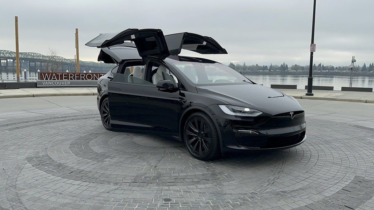 TeslaRyanRogue's tweet photo. @bevedoni Solo shot βBettyβ.. but personal fav photo is with Tesla friends! #teslanw is the bestβ€οΈ #teslasafe #darkside https://t.co/ceo3vq0oV4