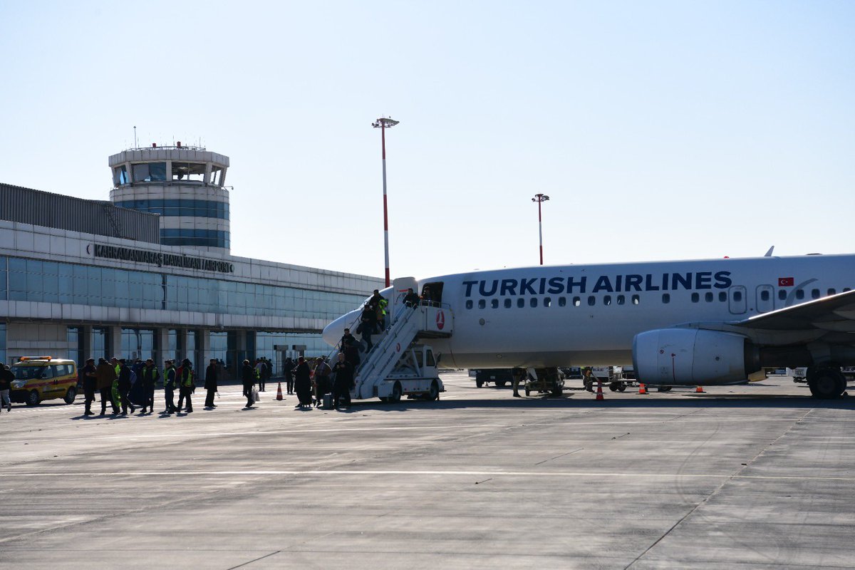 Milletimizin yaralarını sarmak için devletimizin tüm imkanlarıyla 7/24 hizmet vermeye devam ediyoruz.

6-18 Şubat tarihleri arasında bölgedeki havalimanlarımızda 547.719 vatandaşımıza/depremzedeye hizmet verilmiş olup, 7.565 ton insani yardım malzemesi bölgeye ulaştırılmıştır.