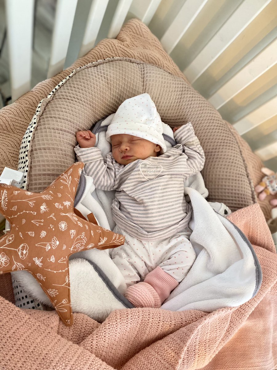 Intens gelukkig zijn we met de geboorte van Luus! 🤍 Een wolk van een dochter • 14/2/2023 • #liefde #baby #zusje