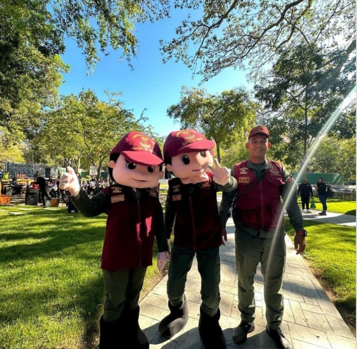 AHORA | #Aragua ya el Zoológico de Maracay se encuentra listo para recibir a todos durante estos #CarnavalesSeguros2023 🎭🎉.

¡Ven al estado Aragua y disfruta de sus maravillas! 🤩

<a href="/NicolasMaduro/">Nicolás Maduro</a>
<a href="/delcyrodriguezv/">Delcy Rodríguez</a>
<a href="/dcabellor/">Diosdado Cabello R</a>
<a href="/Soykarinacarpio/">Karina Carpio</a>

#AraguaReverdece