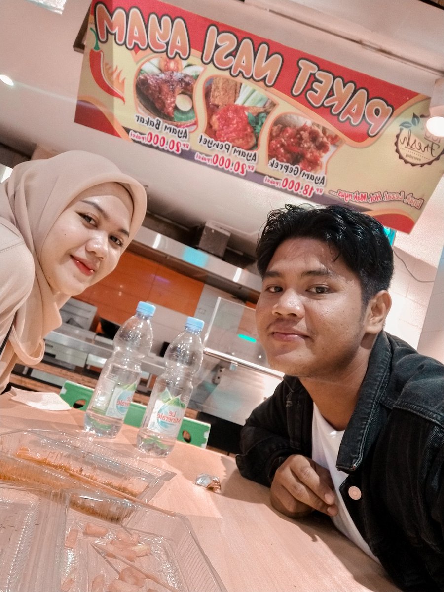 Mustakim_01's tweet photo. Paket nasi ayam https://t.co/a0YS0ridW2