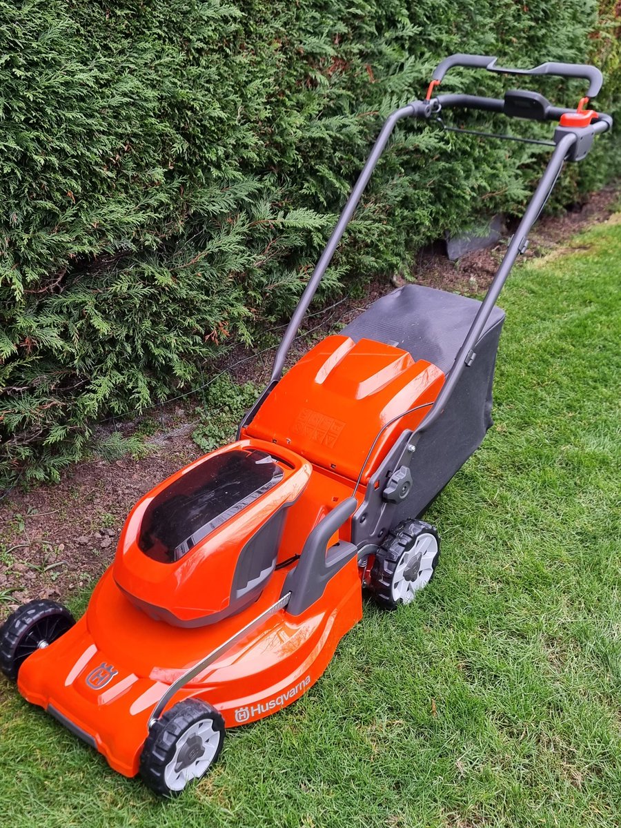 TonyLloydDavie1's tweet image. I'm converted. #husqvarna #onearmedmowing #onearmchallenge