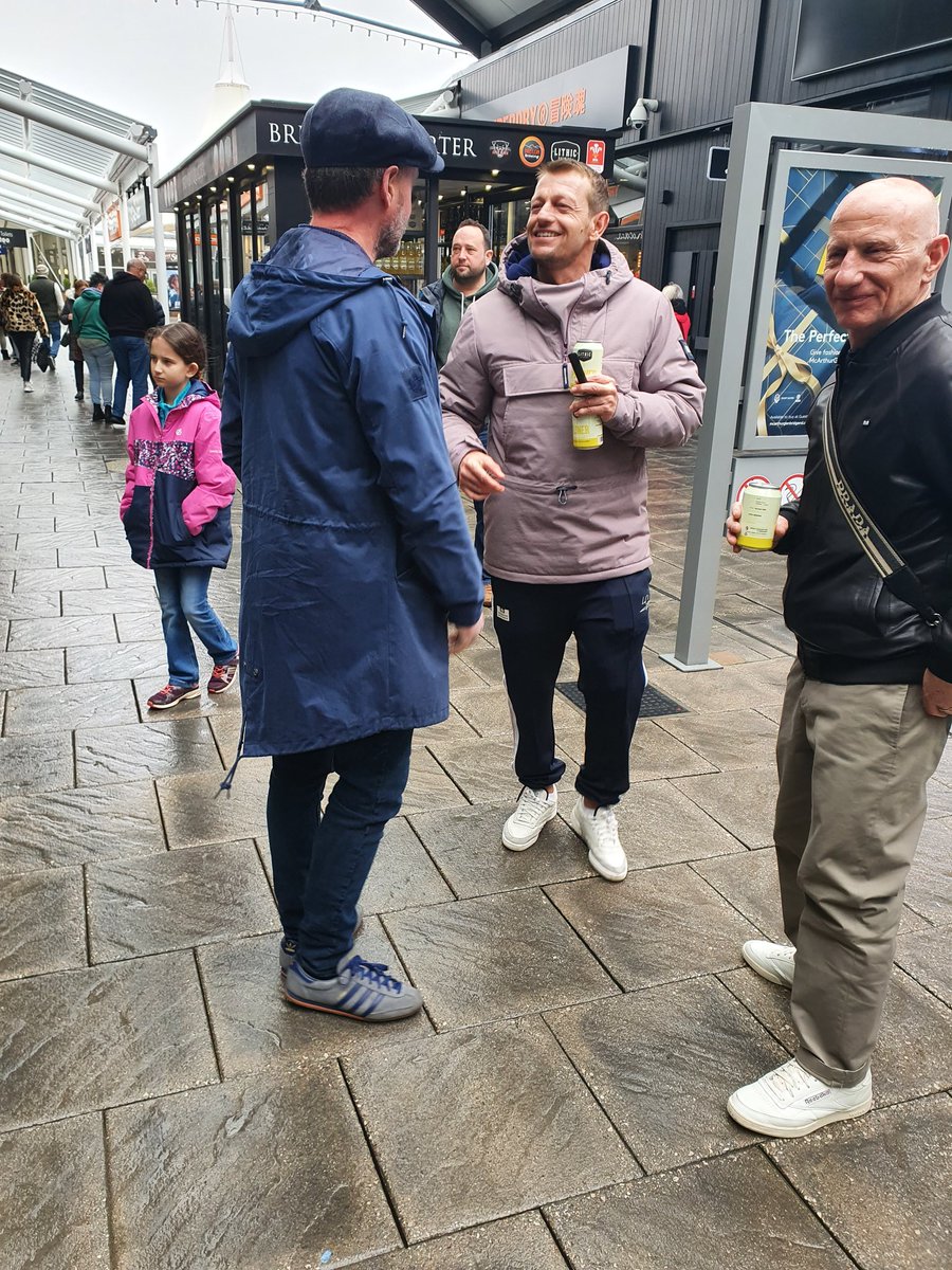 sw37ans's tweet image. Nice hour at the #weekendoffender Bridgend store re-opening. Nice to meet you @leogregs &amp;amp; @Katieeowen_  #greenstreet #awaydays #clobber #bovver @36Johns ⚽️🏴󠁧󠁢󠁷󠁬󠁳󠁿🍻