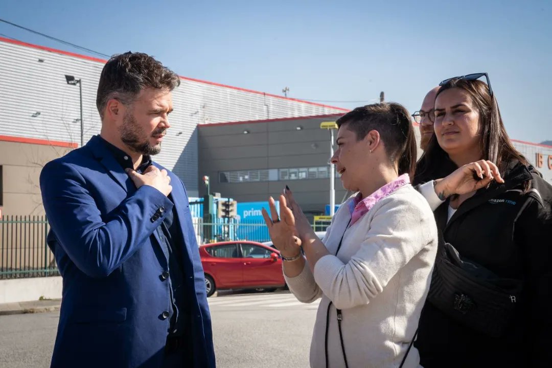ERC_Martorelles's tweet photo. 📢 Aquest migdia ens ha visitat a #Martorelles el nostre company i diputat d'@Esquerra_ERC @gabrielrufian per donar suport a la plantilla d’#AmazonBCN2 i reiterar el seu compromís de traslladar les seves reivindicacions al @Congreso_Es .

📸 @gerardmagrinya

#ERCMartorelles https://t.co/QfYIJmxEUG