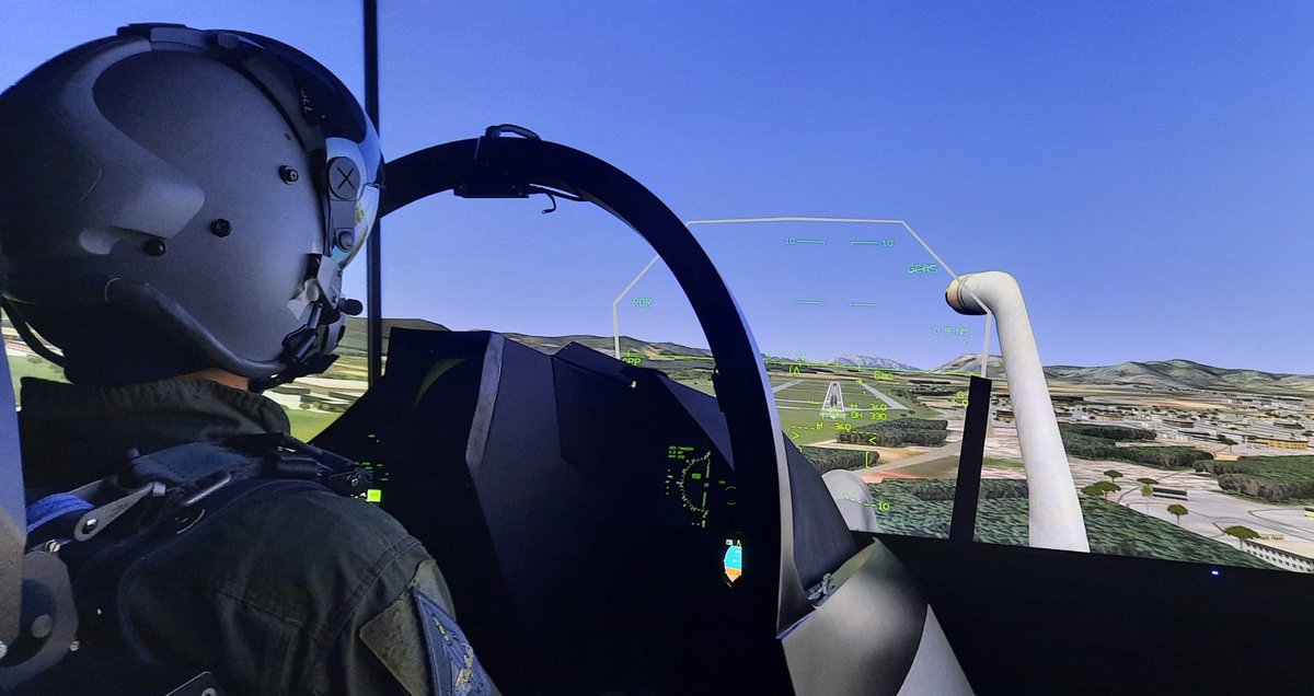 aristoklis74's tweet photo. Πιλότος ελληνικού #RafaleF3R στον εξομοιωτή φέρει το Targo II της ισραηλινής Elbit. Το Targo II είναι σύστημα απεικόνισης και στοχοποίησης επί κάσκας (HMD – Helmet Mounted Display).
Πηγή: DP https://t.co/HLhebygaxc