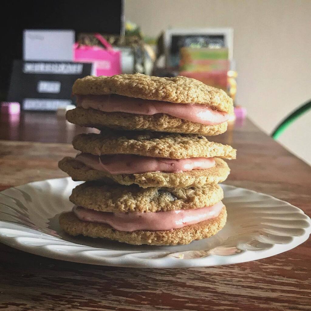 Gluten free chocolate chip cookies filled with strawberry buttercream #homebaker #oatflour #veganbuttercream #baking #bakeforlove #sweets #cookies #veganbaking #glutenfree #glutenfreecookies #bakinglove #bakefromscratch #darkchocolate #chocolatechips instagr.am/p/Cozva_zuUB_/