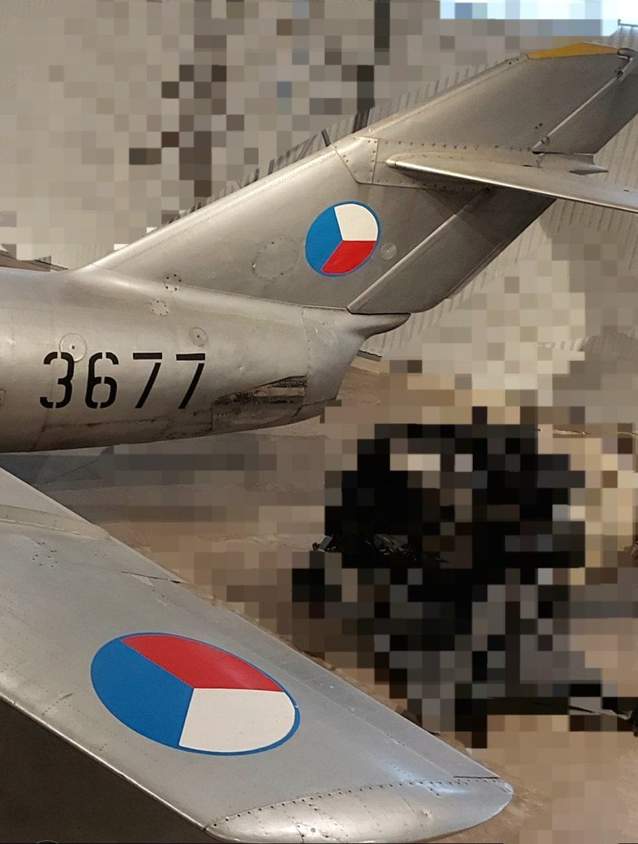 TomTomjarvis's tweet image. #osintchallenge what is the name of the engine (pixellated) on display under the tail of this plane. #OSINT
