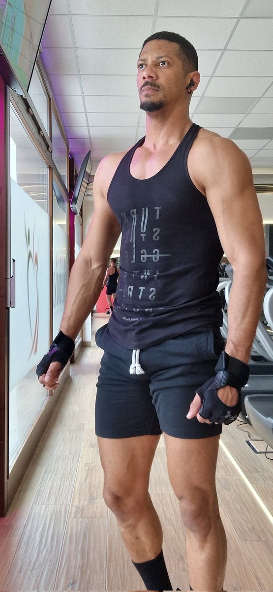 ackanwx's tweet photo. Gray days but sunny in the gym 🏋️‍♂️ https://t.co/OEdUnSprSB