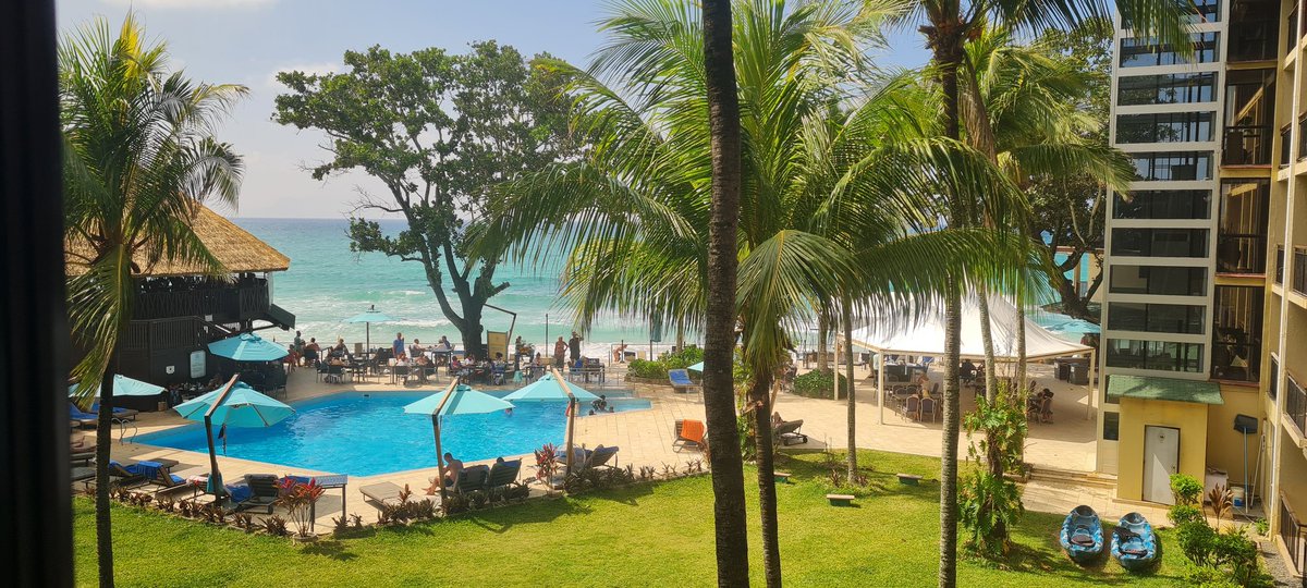 nandinikakoti's tweet photo. #countdownbegins
Ready for 50... #bluesea #whitebeach and I 🏄♀️
#solotravel #solotrip #metime❤️ #celebratingmyself 💝 #celebratinglife 💃 #day1
#beautiful #seychelles🇸🇨
#viewfrommywindow 🏊 ⛱️ https://t.co/BbvL1LyfJg