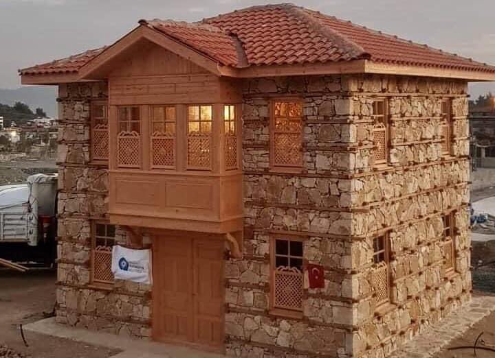 Kahramanmaraş merkezli depremHatay’da da büyük bir yıkıma neden olurken, Hatay Expo Alanında Antalya Büyükşehir Belediyesi tarafından yapılan Düğmeli Konut sapasağlam ayakta duruyor. Memleketim Akseki ve İbradı’da yüzyıllardır kullanılan bir teknikle: Düğmeli evler.