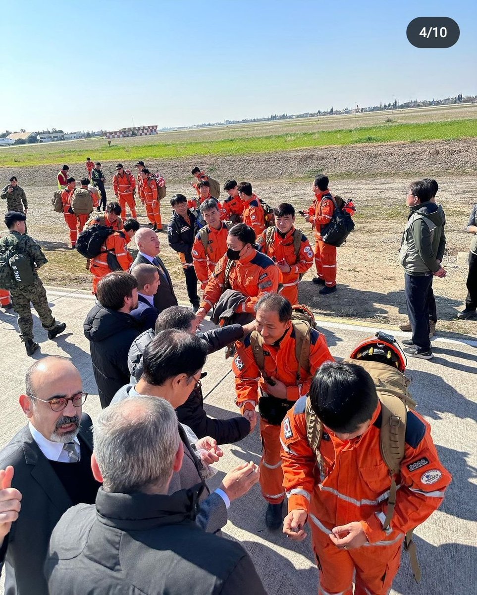 chabyhan's tweet photo. Kore 1. kurtarma ekibi dün Türkiye'den ayrıldı. Ekip, uçağa binmeden önce hayatı kaybedenler için saygı duruşunda bulundu. https://t.co/2o519wSCRx