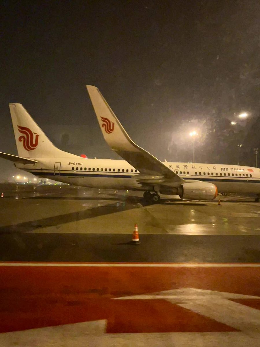 Tingting1995D's tweet photo. ready to get off the plane https://t.co/gAfxbqPxnN