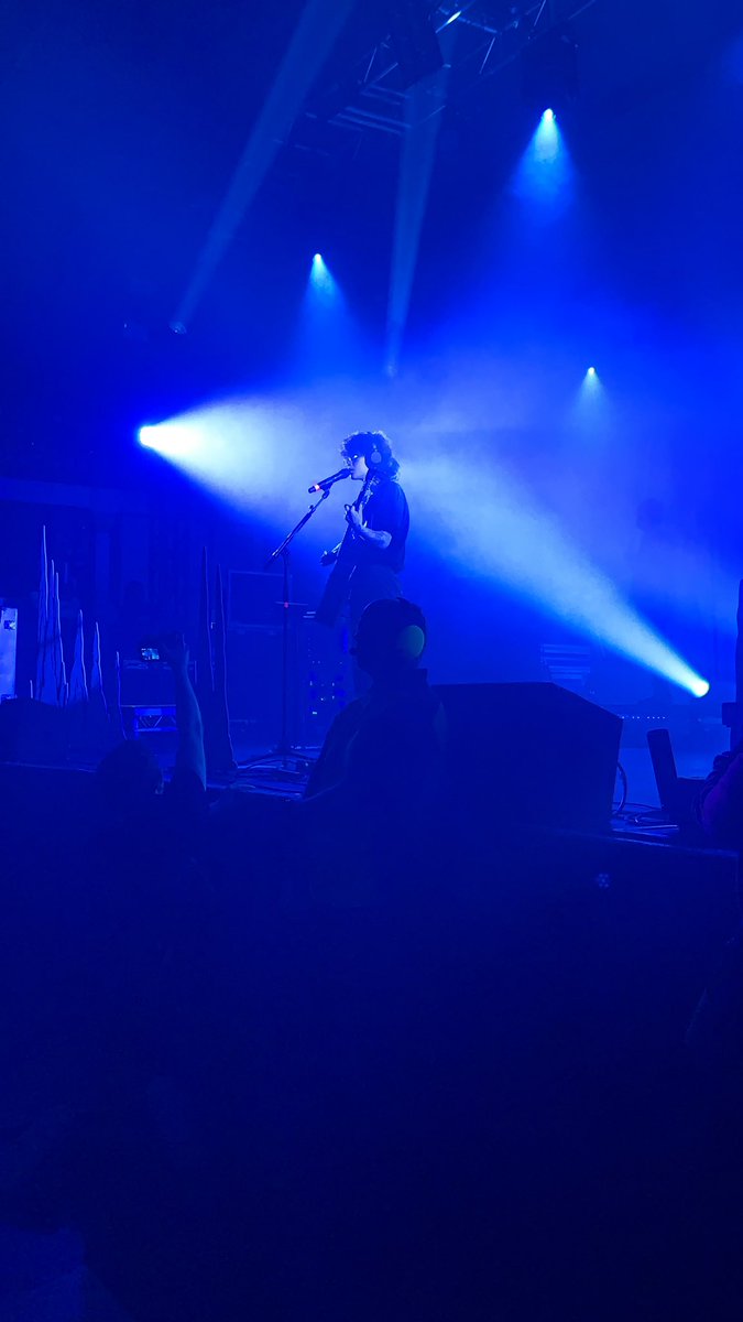 daria_hahahaha's tweet photo. thought i might as well share some of my favourite photos from the birmingham cavetown show :O @CAVETOWN https://t.co/ZgyEV8Gbsj