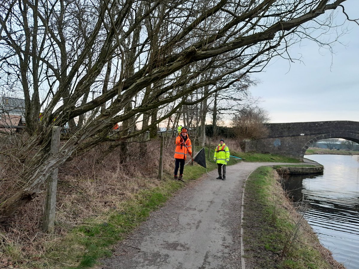 Great day out with our Hyndburn Taskforce last Wednesday. We got a lot done at Tottleworth Bridge in Rishton, including removing hazardous branches, widening the access path and removing a collapsed barbed wire fence. Great job team!

#volunteerbywater 
#LifesBetterByWater