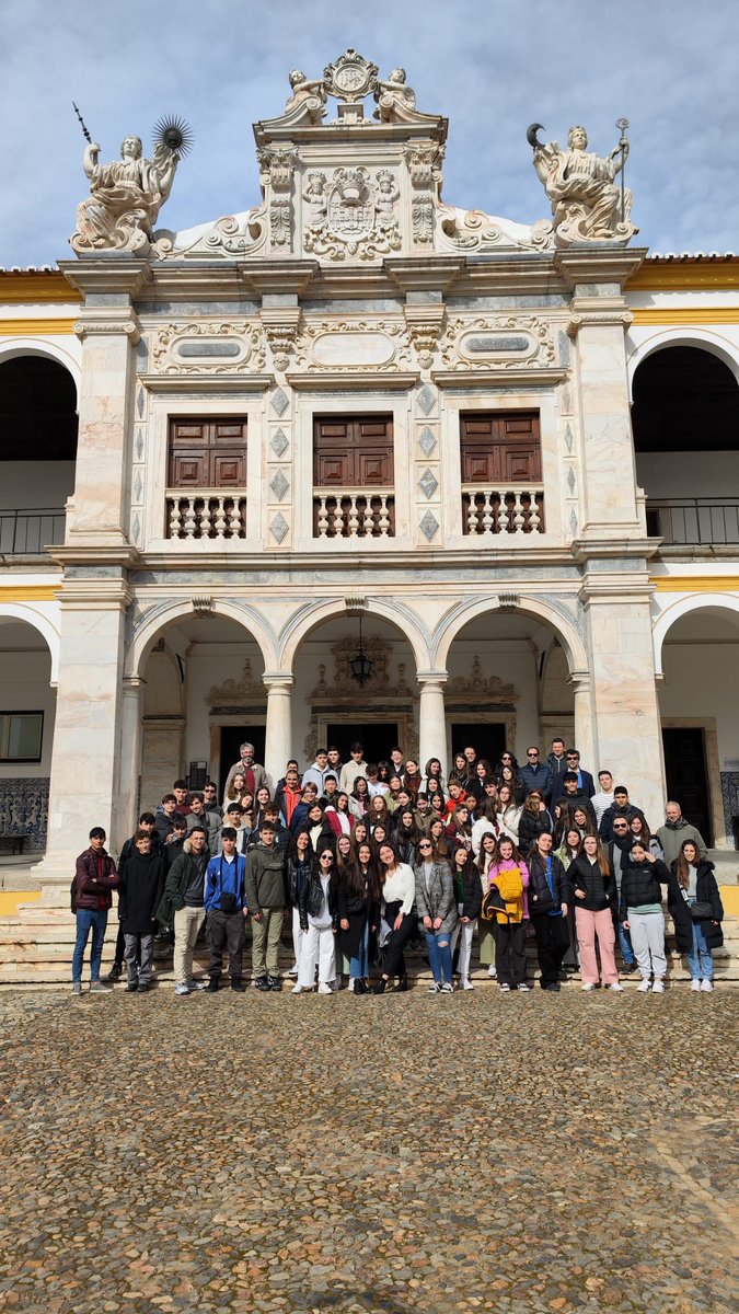 COMAlmendralejo's tweet photo. Y llegó el encuentro de la OSCAM en Évora. Está mañana hemos visitado la ciudad y continuamos los ensayos para nuestro concierto. Muchas gracias a la Universidade de Évora, la associação de estudantes da UE, y al CCDR do Alentejo. https://t.co/V14ygDkjt7