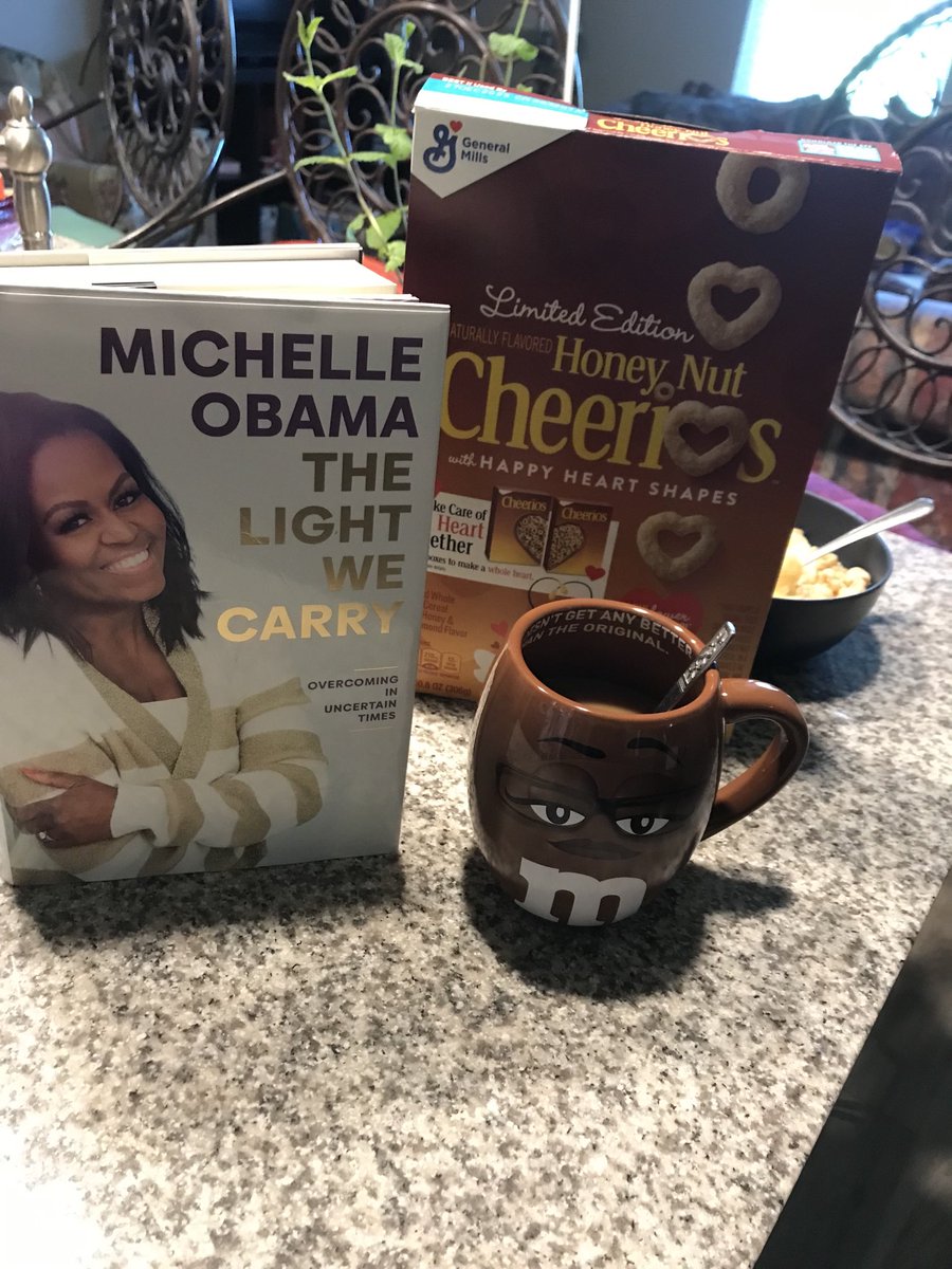 Yes, starting my Saturday morning off with my favorites, book, cereal and coffee in my original M&amp;Ms coffee mug, I live for Saturdays just to hang out with ME👈🏾