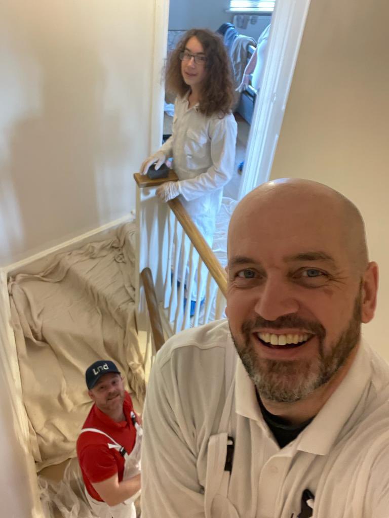 SShaljean's tweet image. Team LND were out today assisting a local resident with a tricky paint job on her landing and stairwell. Big thanks to our mentors and LND boys, for doing, a really professional job, all at no cost to the recipient. 😊
#communityvolunteering #malerolemodels #lifeskills @essexvvu