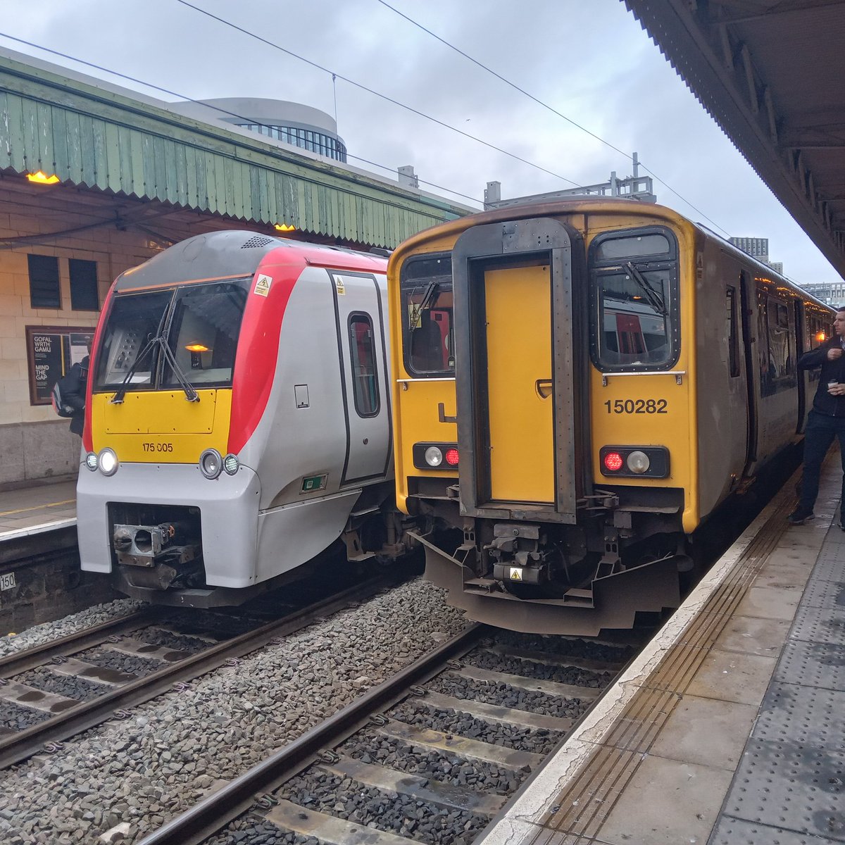 NotYOLOSmh's tweet image. 175005 and 150282 seen together at Cardiff Central 

#Class175 #Class150 @tfwrail