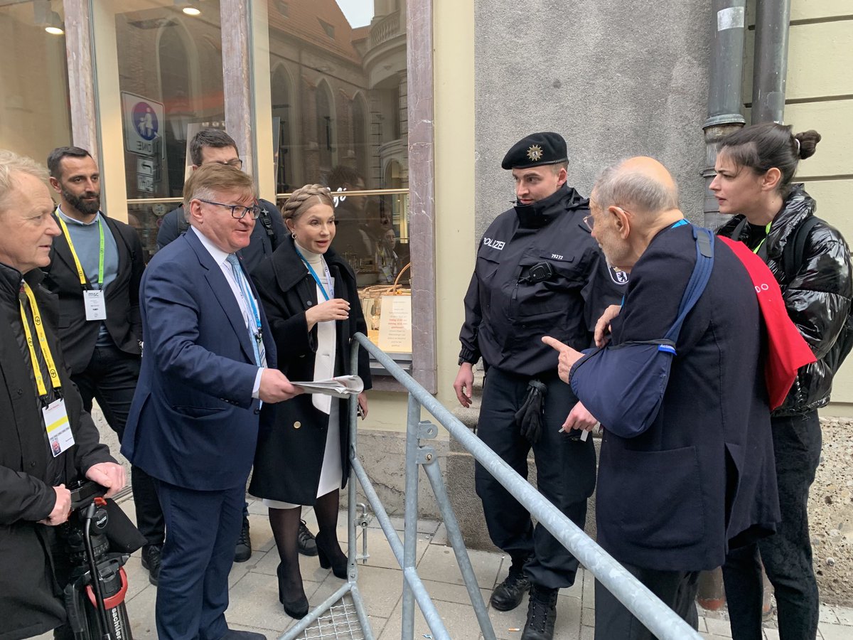 Ko nemski varnostniki ne spustijo skozi nikogar, čakamo skupaj vsi: Javier Solana, Julija Timošenko.. da se odpelje podpredsednica Kamala Harris