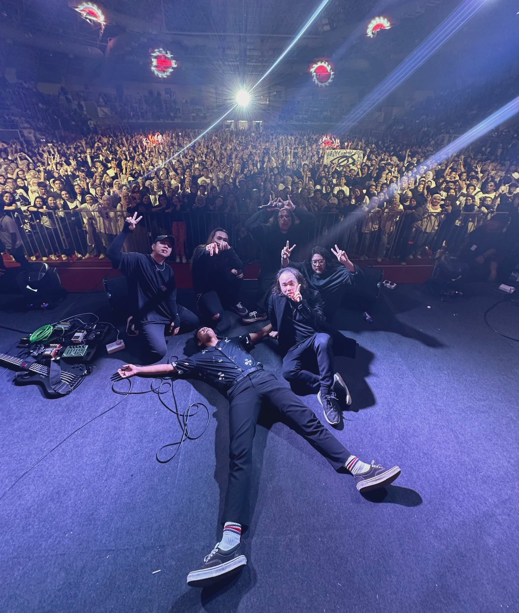transitionsmy's tweet photo. The biggest crowd weโve ever played. Thank you sooooooo much #MalamGalauIndonesiaJB, @ELMIELMO and team for this opportunity ๐ฅฒ๐ฅน #trnstns #emovement https://t.co/619qb0eI7c