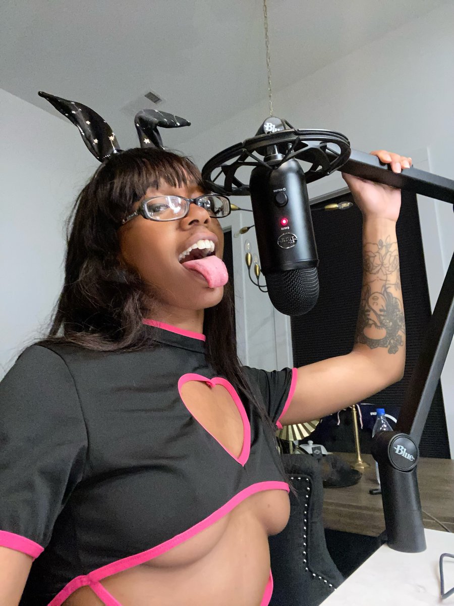 Reading literotica on both of my OFs tonight!  linktr.ee/theebimbokitty