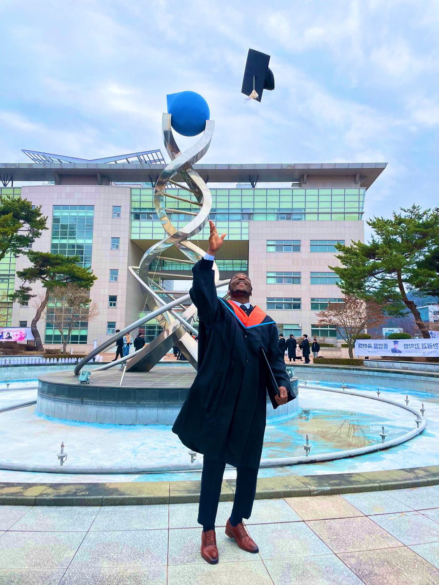 Sololurd's tweet photo. Dream big, dream deeply; impossibility is not a possibility. As a graduate, I will forever cherish these words. 

#외국인 #유학생 #nigeriankoreanlover #blackinkorea #studyinkorea #foreignerinkorea #nigerianinkorea #graduationday🎓 #feb17 #kit #gradschool #livinginkorea #followme https://t.co/qbge7dMn83