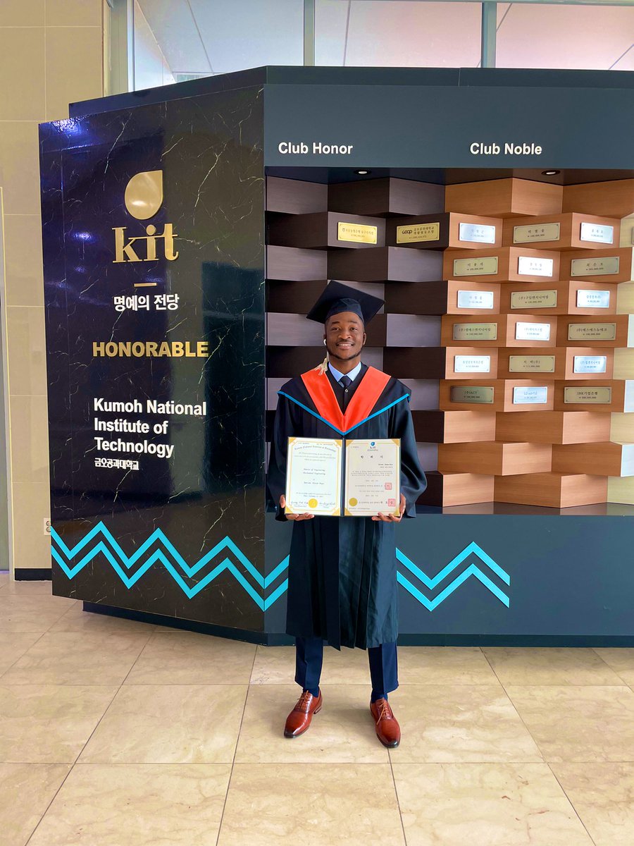 Sololurd's tweet photo. Dream big, dream deeply; impossibility is not a possibility. As a graduate, I will forever cherish these words. 

#외국인 #유학생 #nigeriankoreanlover #blackinkorea #studyinkorea #foreignerinkorea #nigerianinkorea #graduationday🎓 #feb17 #kit #gradschool #livinginkorea #followme https://t.co/qbge7dMn83