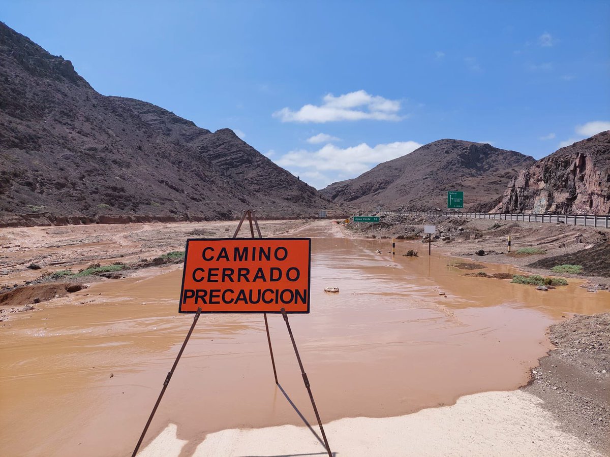 MOPAntofagasta's tweet photo. #MOPInforma | ⚠️ATENCIÓN CONDUCTORES, se realiza cierre de Ruta B-902 por precaución debido a escurrimiento de agua #Taltal https://t.co/89pLQWV64k
