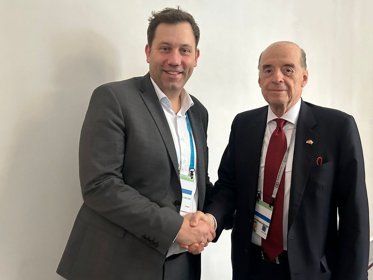 CancilleriaCol's tweet photo. En el marco de su visita a Munich, el canciller @alvaroLeyva sostuvo encuentro bilateral con @larsklingbeil CoPresidente del partido social demócrata de Alemania, para fortalecer relaciones con este país aliado en materia de cooperación y en la construcción de la paz total https://t.co/lxPSy9EScM