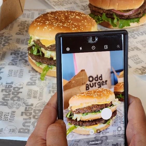 oddburger's tweet photo. A picture worth a thousand yums! π π
π£ P.S. Open Family Day!
#torontofood #torontovegan #londonvegan #windsorfood #windsorvegan #vaughanvegan #vaughanvegan #hamiltonvegan #waterloovegan #whitbyfood #whitbyvegan #bramptonfood #bramptonvegan #calgaryfood #calgaryvegan https://t.co/Uj1l2CQjOi