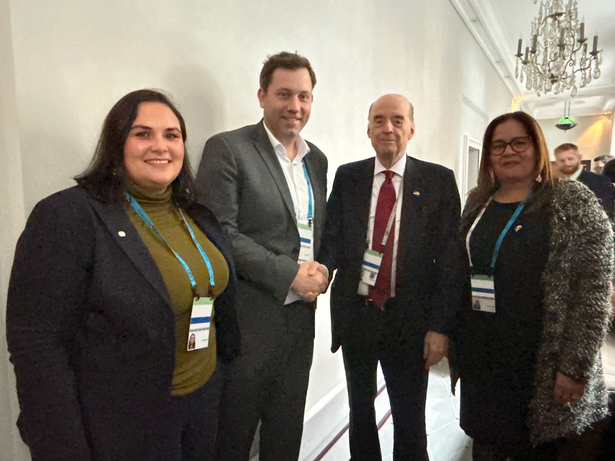 CancilleriaCol's tweet photo. En el marco de su visita a Munich, el canciller @alvaroLeyva sostuvo encuentro bilateral con @larsklingbeil CoPresidente del partido social demócrata de Alemania, para fortalecer relaciones con este país aliado en materia de cooperación y en la construcción de la paz total https://t.co/lxPSy9EScM