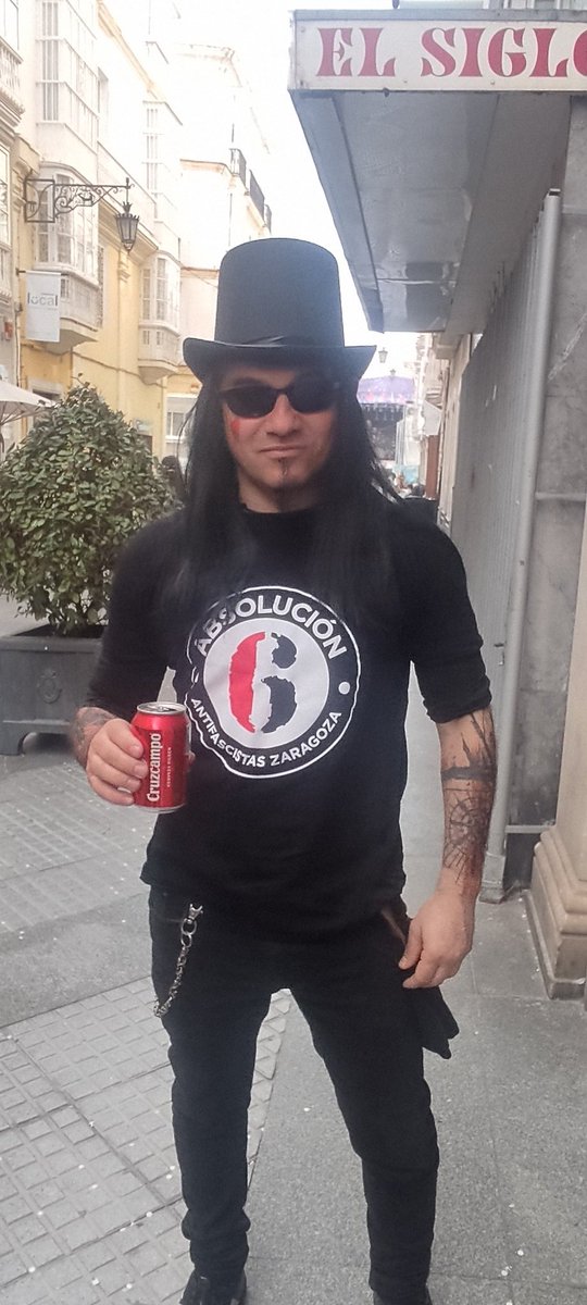 4 cosas.
- Vivan los carnavales de Caí
- La Cruzcampo, a la q llevas más de 6, te mata las papilas gustativas y ya no sabe tan mal.
- Soy Drácula no Slash, cabrones
- Ayudad a #LosSeisDeZaragoza comprándoles estas fantásticas camisetas 👌