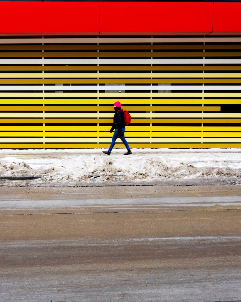 Another one of those attempts to find Colours on a cloudy winter day in the city 
Winnipeg 2023.
.
#exploremb #explorecanada #wpgnow #onlyinthepeg #winnipeg #cangeo #sharecangeo #dailylife #imagesofcanada #canadavisuals #streetphotography #livelovecanada #canadalife