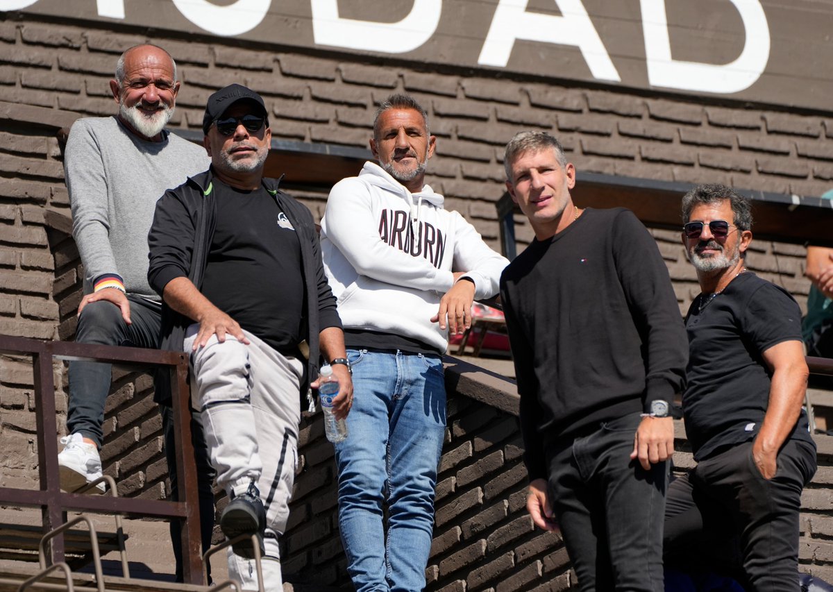 BocaJrsOficial's tweet photo. 𝙈𝙖𝙧𝙩𝙚𝙚𝙚𝙚𝙣 🤩

Martín Palermo, junto a Chicho Serna y Raúl Cascini del Consejo de Fútbol, esta mañana observando el encuentro de Reserva.

¡Te esperamos mañana en casa! 🙌💙💛💙 https://t.co/5fa2Jf4UHL