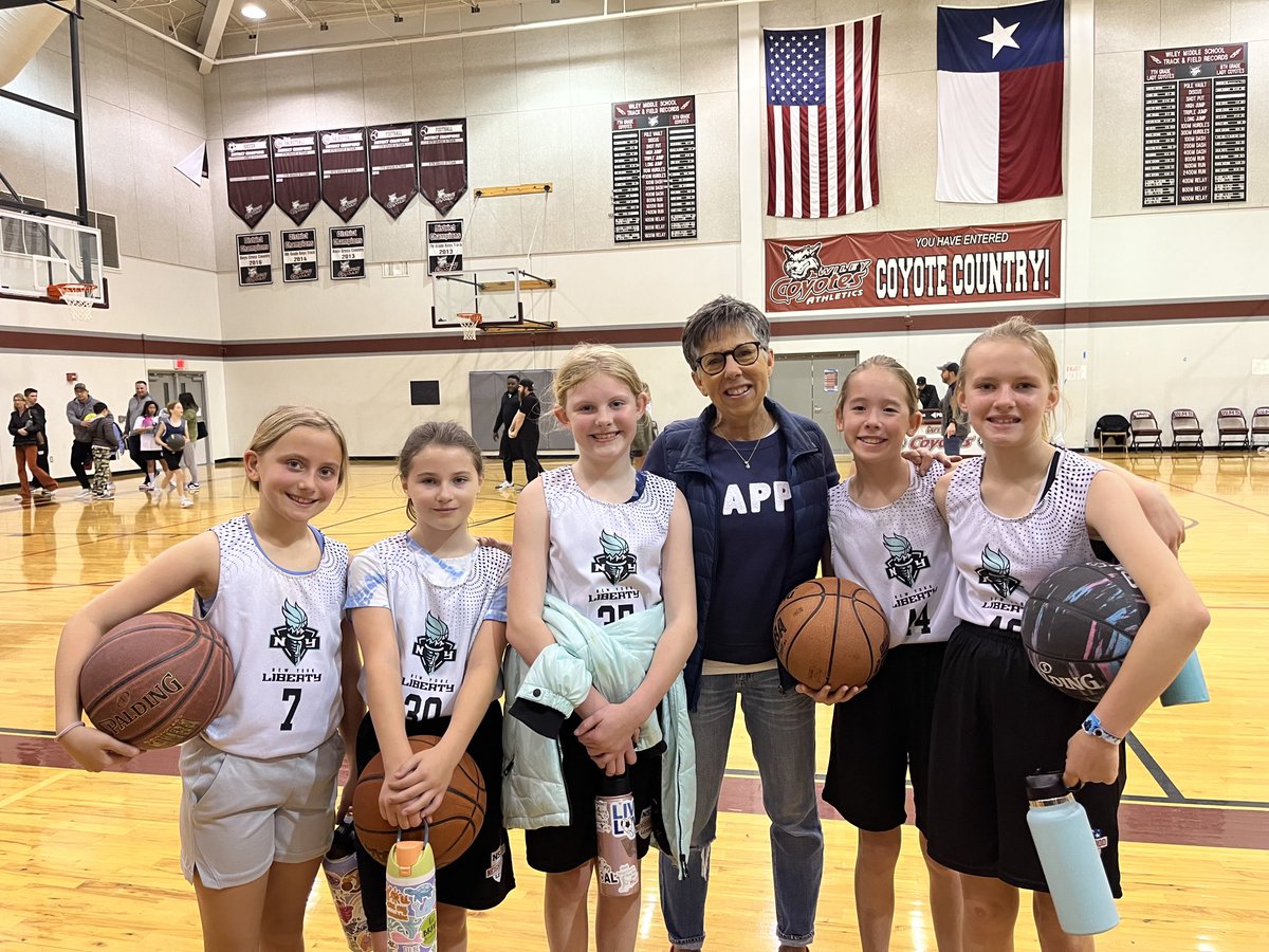 What’s better than a little Saturday morning hoops? 🏀⛹️‍♀️

Nuthin’ !

Thanks for letting me come cheer for you, Ladies! Great game!  

#KnowYourStudents
#MakeConnections 
⁦@Parkside_ES⁩ 
#1LISD