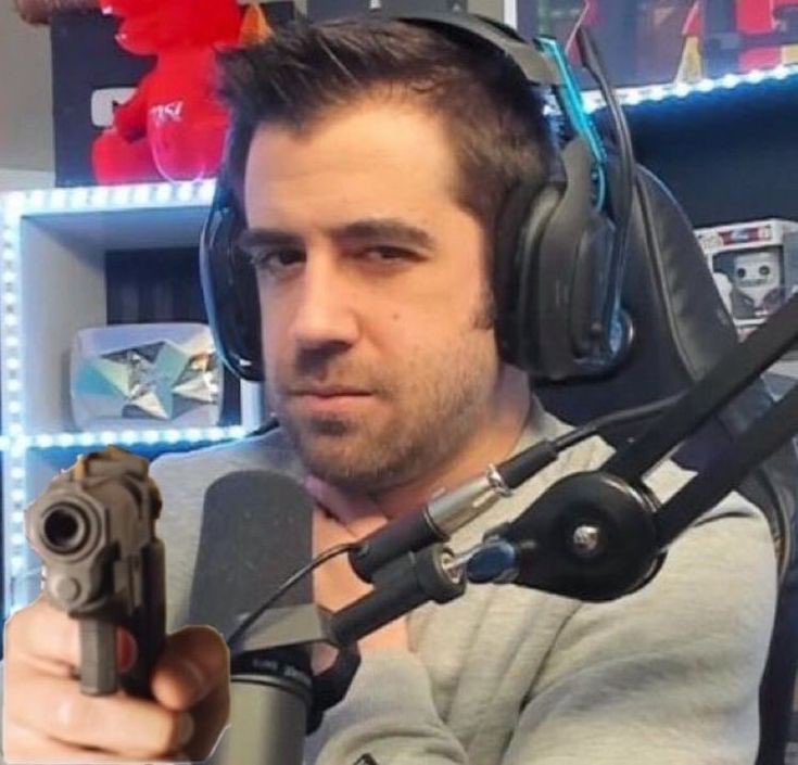 Nebora_nvm's tweet photo. Los Auroners viendo el HATE que nos ha caído por apoyar a Auron en una FUNA que resultó ser una CONSPIRACIÓN muy enfermiza que nos ha dejado sin el viejo y ESQUIZOFRÉNICOS perdidos… https://t.co/kJhuE6SwQ7