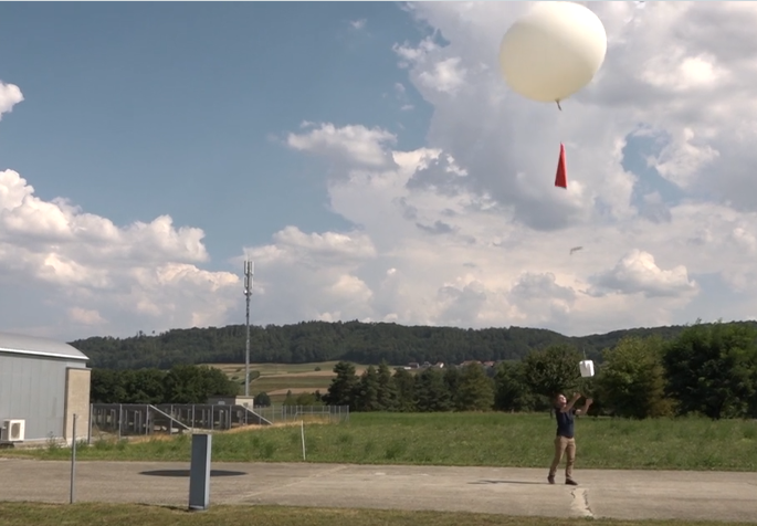 meteoschweiz's tweet photo. Obwohl #Ballone kürzlich etwas in Verruf geraten sind, starten wir weiterhin täglich Wetterballone, um den Zustand der #Atmosphäre «auszuspionieren». Warum die Ballone auch ohne menschlichen Zutuns den Weg zurück zur Erde finden, lesen Sie unter https://t.co/2iw8jUrGD7. https://t.co/C1sZN3py3S