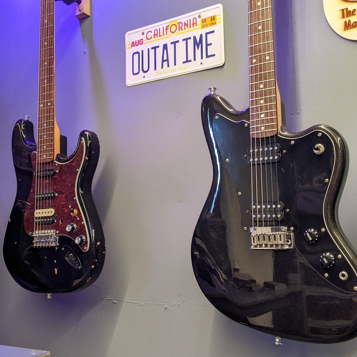 The simple things in life 🎸🤘
#guitar #guitars #guitarist #jagmaster #strat #stratocaster #straturday #guitarist #guitarcollection #guitarowners #guitaroftheday #guitarmanifesto #offsetguitars #squier #fender #music #grunge