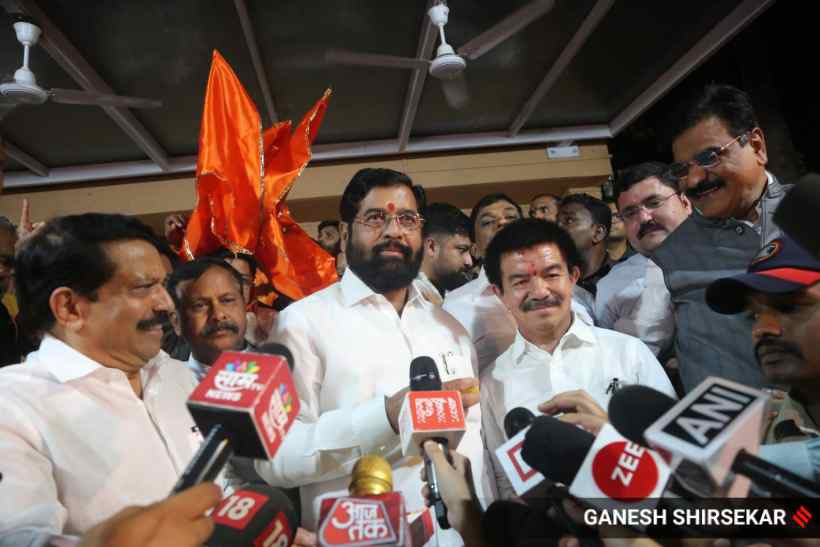 ExpressImages's tweet photo. #InPics | Shinde faction wins Shiv Sena party name, symbol; Uddhav camp protests

#ShivSenaCrisis @OfficeofUT #ShivSenaSymbol 

https://t.co/TmpUTA2m2I

#ExpressPhoto https://t.co/Nkai1GKnsc