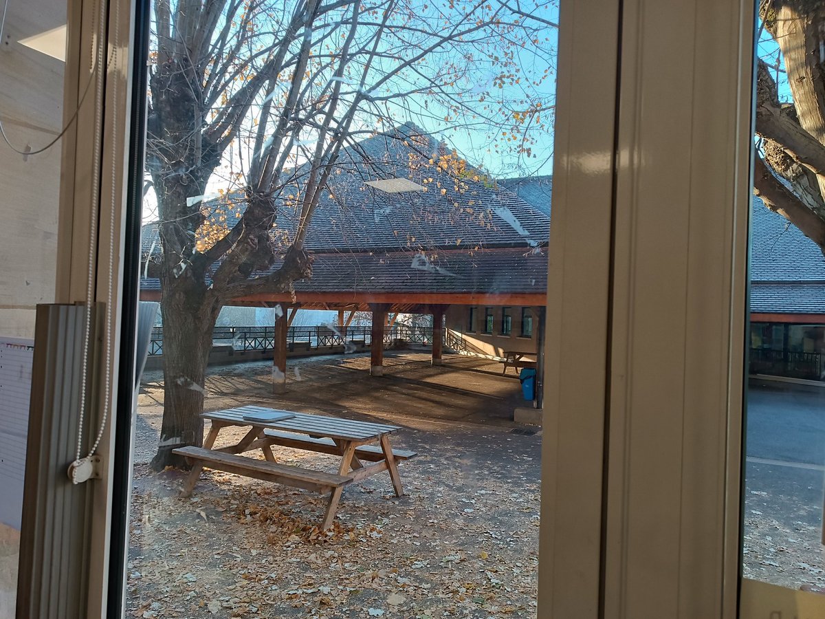 #Parlafenêtre #Twoulipo #EQ02 <a href="/classedelice/">CP E Yerres</a> 
Par la fenêtre au soleil couchant, la cour déserte, paisible, endormie.
Les feuilles d’automne couchées sur le sol.
Les branches caressant le toit.
Et puis enfin le reflet de la journée… par la fenêtre.